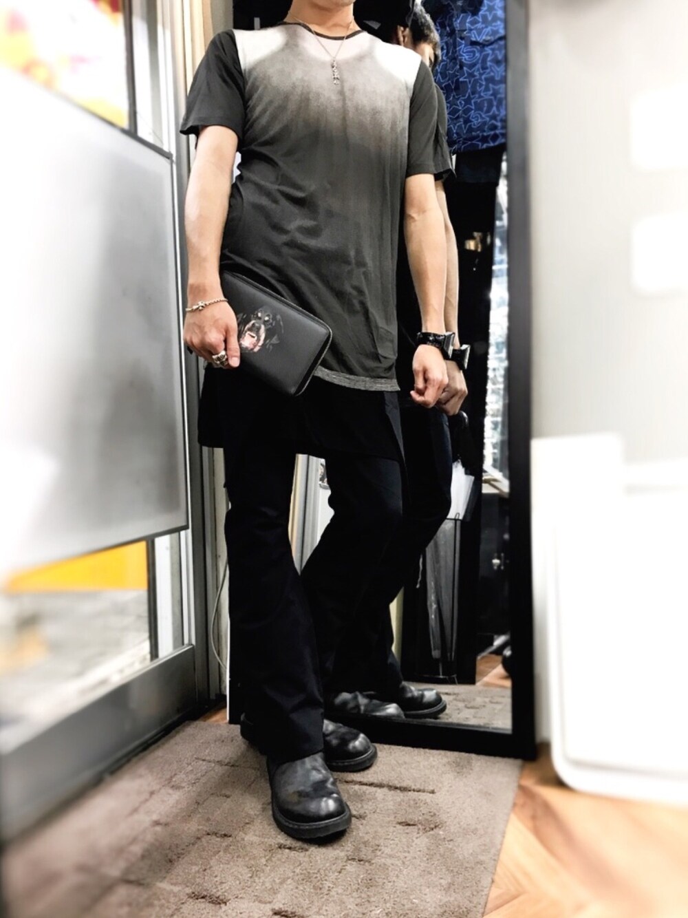 ブラック系のブーツ、ブラック系のその他パンツ、ブラック系のTシャツ/カットソーを着用したメンズの夏コーディネートの1枚目の写真