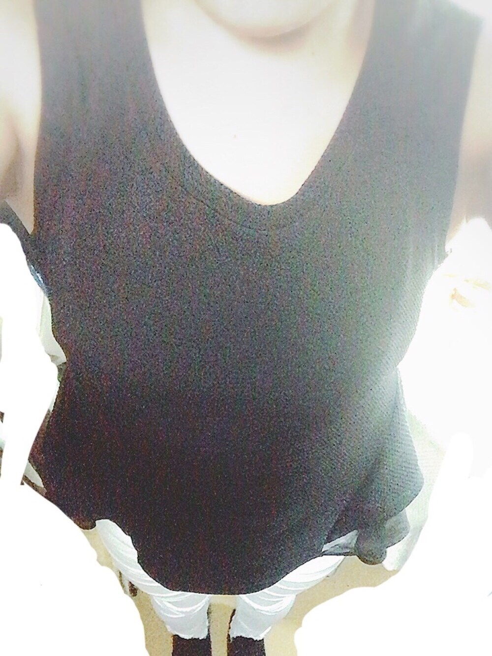 ブラック系のその他トップス、ホワイト系のデニムパンツを着用したレディースの夏コーディネートの1枚目の写真