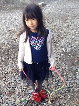 「GAP（ギャップ）のアイテム（Tシャツ/カットソー、ブルー系）」を使った、リアーナさん（キッズ・120cm）の冬コーディネート
