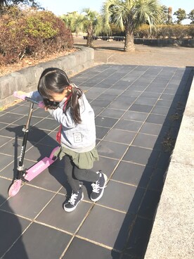 「VANS（バンズ）のアイテム（スニーカー、ブラック系）」を使った、リアーナさん（キッズ・120cm）の春コーディネート