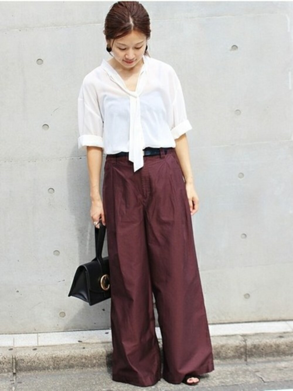 「ボルドー、IENA、ワイドパンツ、デザインブラウス、秋カラー」｜「IENAのT/Wシアーボータイブラウス◆（シャツ/ブラウス、ホワイト系）」を使った、Suzyさん（レディース・159cm）の夏コーディネートの1枚目の写真