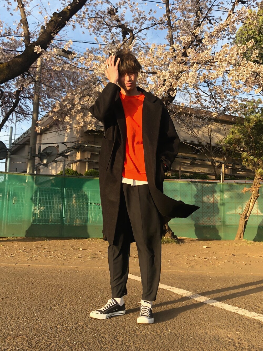 「花見、ワイドパンツ、ビッグシルエット、ロングコート、スラックス、スウェット、オレンジ、春コーデ、シンプル、オーバーサイズ」｜「ChampionのChampion/チャンピオン 裏起毛クルーネックスウェット（スウェット、オレンジ系）」を使った、Yuma Katoさん（メンズ・186cm）の春コーディネートの1枚目の写真