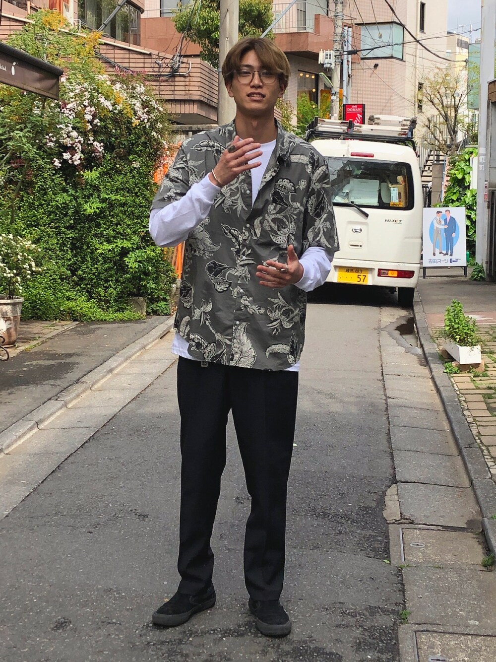 「柄シャツ、スラックス、春コーデ、眼鏡男子、半袖シャツ、レイヤードスタイル、おしゃれさんと繋がりたい、オーバーサイズ、大人カジュアル、いいね、save、フォローお願いします🤑」｜「UNIQLOのアイテム（スラックス、ブラック系）」を使った、Yuma Katoさん（メンズ・186cm）の春コーディネートの1枚目の写真