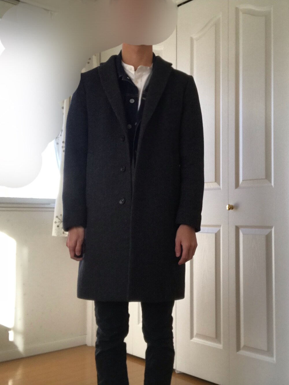 グレー系のチェスターコート、ブルー系のデニムジャケット、ホワイト系のシャツ/ブラウスを着用したメンズの冬コーディネートの1枚目の写真