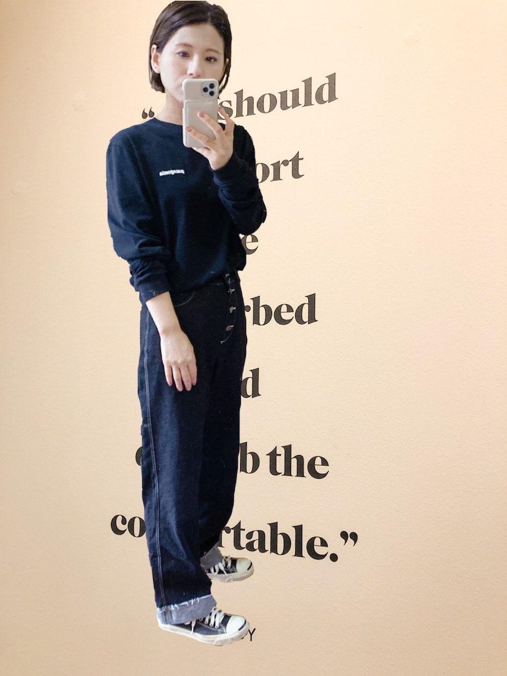 「ラクチンコーデ、シンプル、大人カジュアル、patagonia、パタゴニア、ブラックコーデ、コンバース、スニーカー、メンズライク」｜「patagoniaのpatagonia/パタゴニア メンズ・ロングスリーブ・P-6ロゴ・コットン・Tシャツ（Tシャツ/カットソー、ブラック系）」を使った、ゆうきさん（レディース・154cm）の夏コーディネートの1枚目の写真