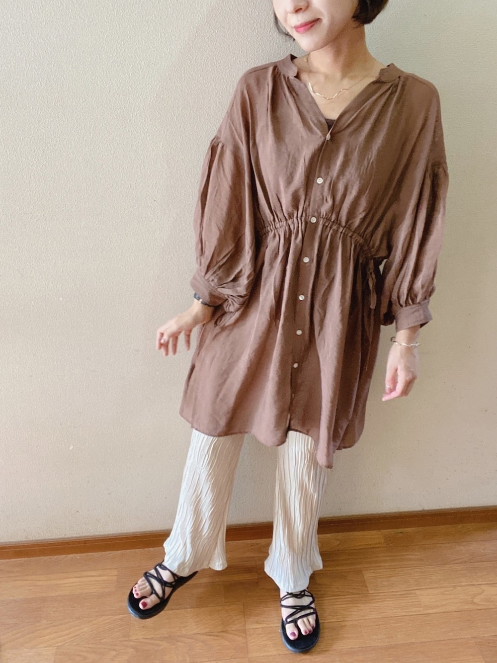 「シンプルコーデ、オトナカジュアル、夏コーデ、ブラウン、おしゃれさんと繋がりたい、低身長コーデ、いいね、save、フォローお願いします🤑、ナチュラル、今日のコーデ」｜「Chicoのシアー5分袖ボリュームバックリボンチュニック/透けブラウス（シャツ/ブラウス、ブラウン系）」を使った、ゆうきさん（レディース・154cm）の夏コーディネートの1枚目の写真