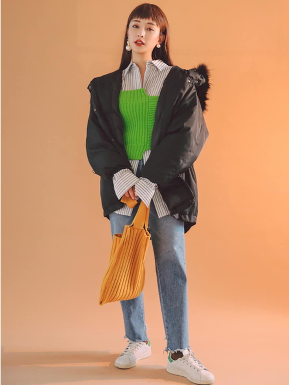 「STYLENANDA、冬コーデ、 デニムパンツ、 カジュアル、 ビビッド、カットオフ、 韓国ブランド、 冬、カットオフデニム、カットオフデニムパンツ」｜「STYLENANDAのルーズラクーンファー付きダウン（その他、ブラック系）」を使った、STYLENANDAさん（レディース・164cm）の冬コーディネートの1枚目の写真
