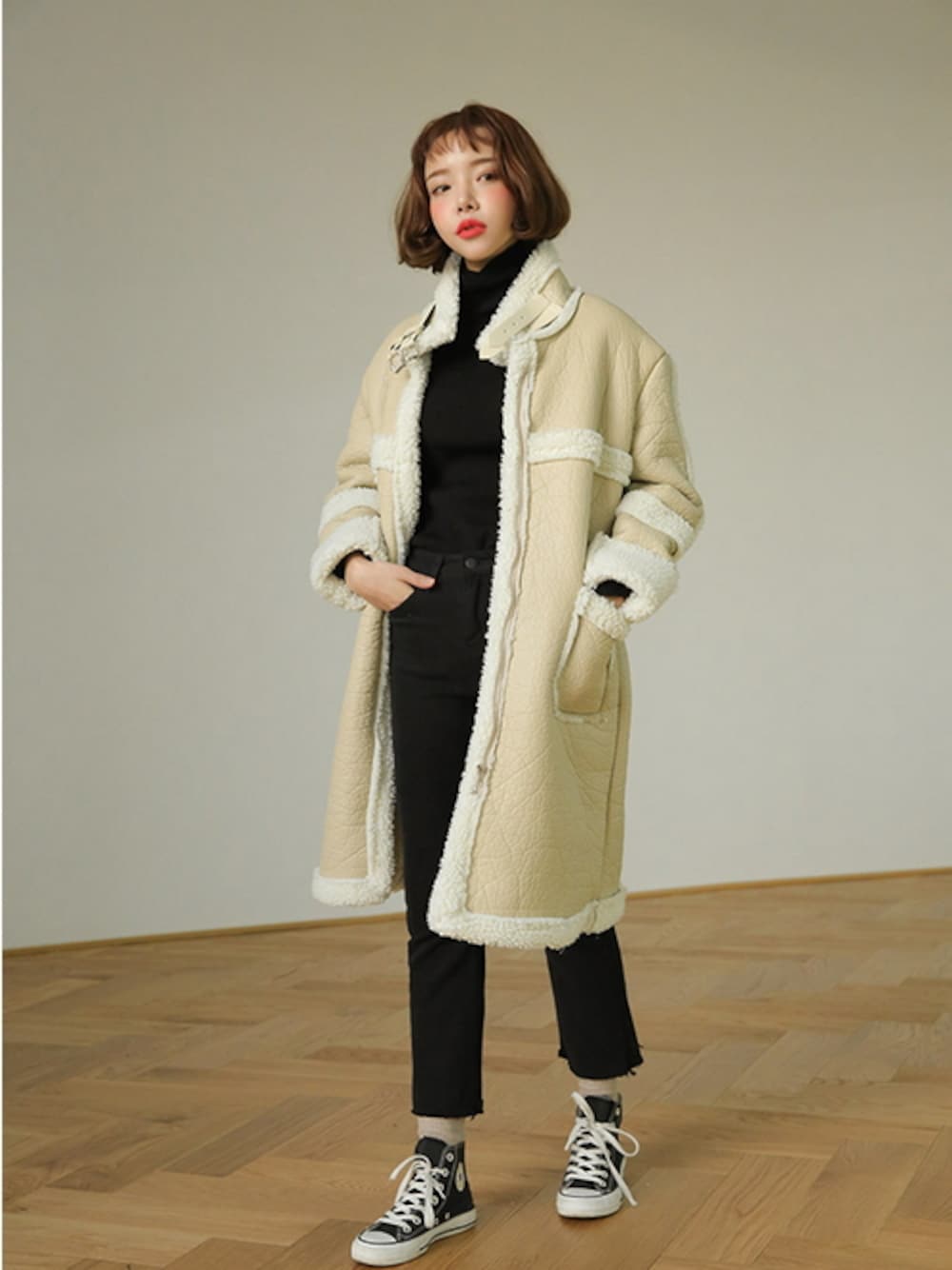「STYLENANDA、 スニーカー、 ムートンジャケット、 ベージュ、 ムートン、 ムートンコート、 カジュアル、 大人カジュアル、 韓国ブランド、 カジュアルガーリー　　　」｜「STYLENANDAのボア切替フェイクムートンコート（その他、ブラック系）」を使った、STYLENANDAさん（レディース・164cm）の冬コーディネートの1枚目の写真