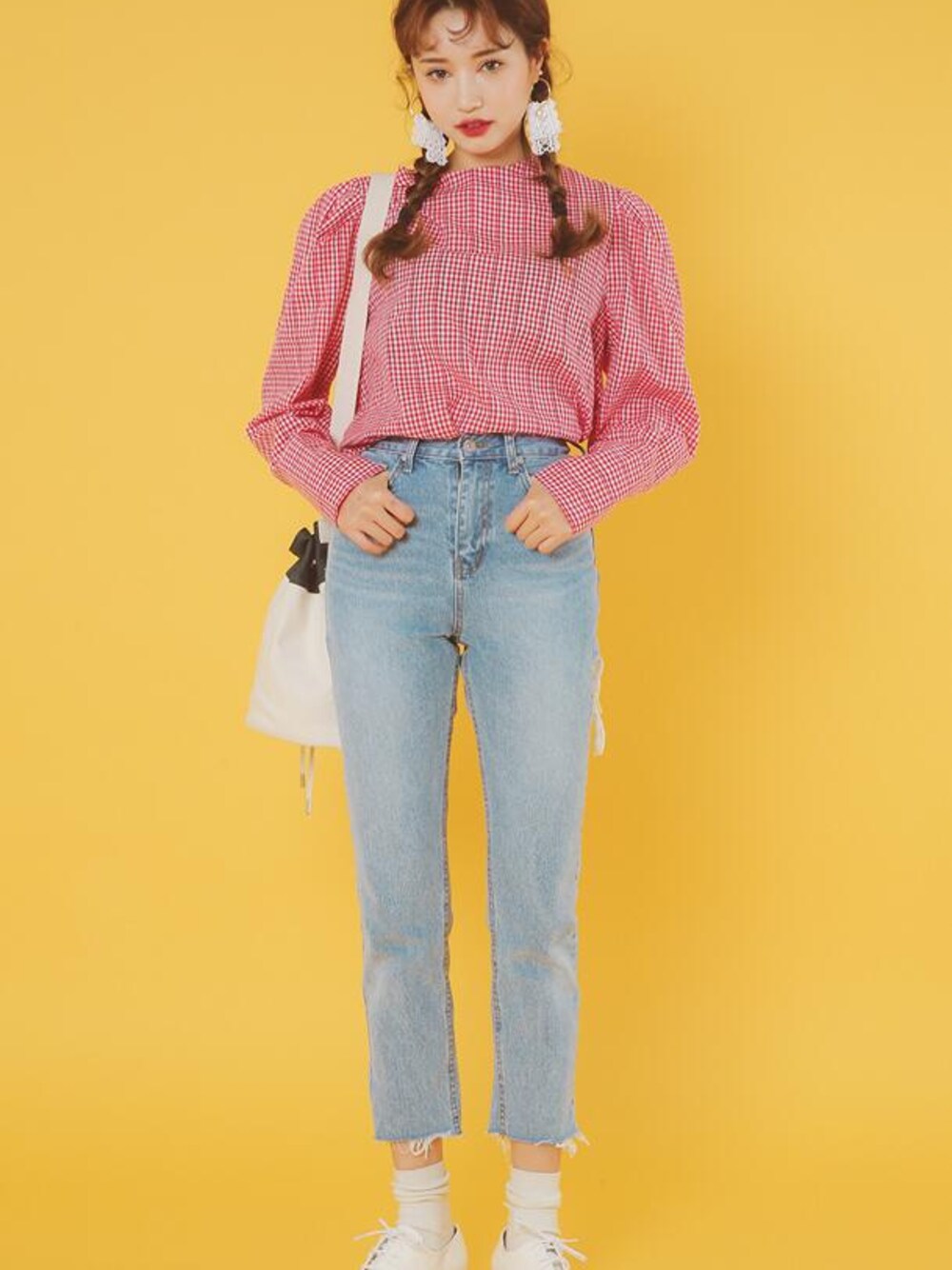 「STYLENANDA、 シンプルコーデ、ゆるコーデ、オトナカジュアル、 カジュアルコーデ」｜「STYLENANDAのパフショルダーギンガムチェックブラウス（シャツ/ブラウス、ピンク系）」を使った、STYLENANDAさん（レディース・164cm）の冬コーディネートの1枚目の写真