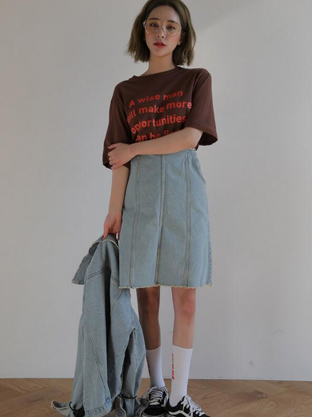 「STYLENANDA、 デニム、 大人コーデ、 春コーデ、 おとなカジュアル」｜「STYLENANDAのフリンジカットステッチストレッチスカート（デニムスカート、ブルー系）」を使った、STYLENANDAさん（レディース・164cm）の冬コーディネートの1枚目の写真