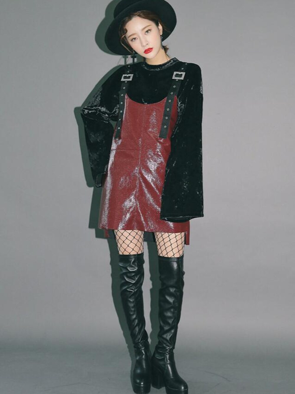 「STYLENANDA、 春コーデ、 シンプルコーデ、 カジュアルコーデ、 大人カジュル」｜「STYLENANDAのキュービックエッジエナメルミニワンピース（ワンピース、ブラウン系）」を使った、STYLENANDAさん（レディース・164cm）の冬コーディネートの1枚目の写真