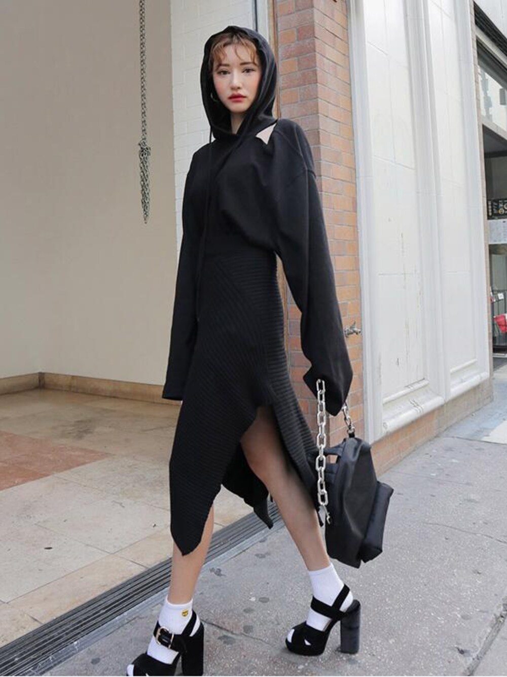 「STYLENANDA、 スカート、 春コーデ、 シンプルコーデ、 春、 大人カジュアル、スタイルナンダ」｜「STYLENANDAのユニークアンバランスニットスカート（スカート、ブラック系）」を使った、STYLENANDAさん（レディース・164cm）の冬コーディネートの1枚目の写真