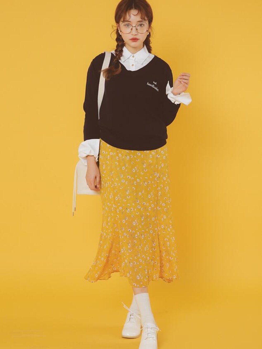 「STYLENANDA、 スカート、 春コーデ、 カジュアル、 シンプル、オトナカジュアル、 スタイルナンダ」｜「STYLENANDAのスプリングフラワーシフォンスカート（スカート、イエロー系）」を使った、STYLENANDAさん（レディース・164cm）の春コーディネートの1枚目の写真