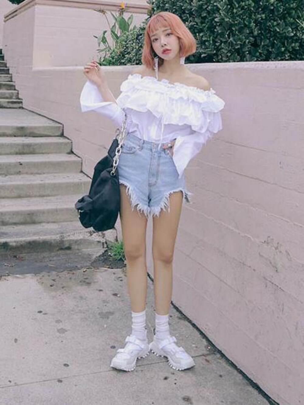 「STYLENANDA、 カジュアル、 シンプル、 fashion、 outfit、はるコーデ、 スタイルナンダ」｜「STYLENANDAのオフショルダーフリルブラウス（シャツ/ブラウス、ホワイト系）」を使った、STYLENANDAさん（レディース・164cm）の春コーディネートの1枚目の写真