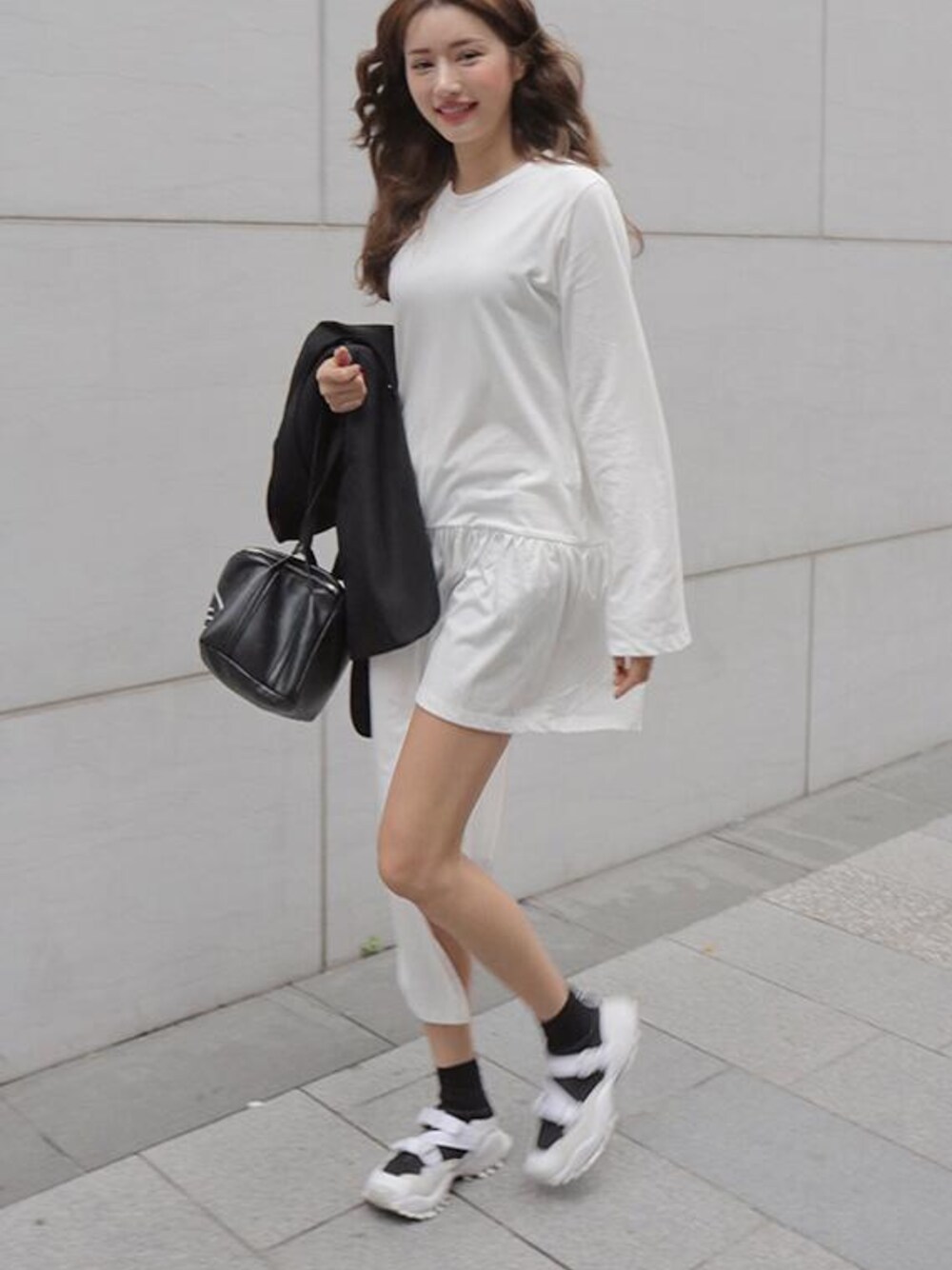 「STYLENANDA、 スカート、casual、 春コーデ、 シンプルコーデ、 スタイルナンダ」｜「STYLENANDAの大胆アンバランスフリルワンピース（スカート、ホワイト系）」を使った、STYLENANDAさん（レディース・164cm）の春コーディネートの1枚目の写真
