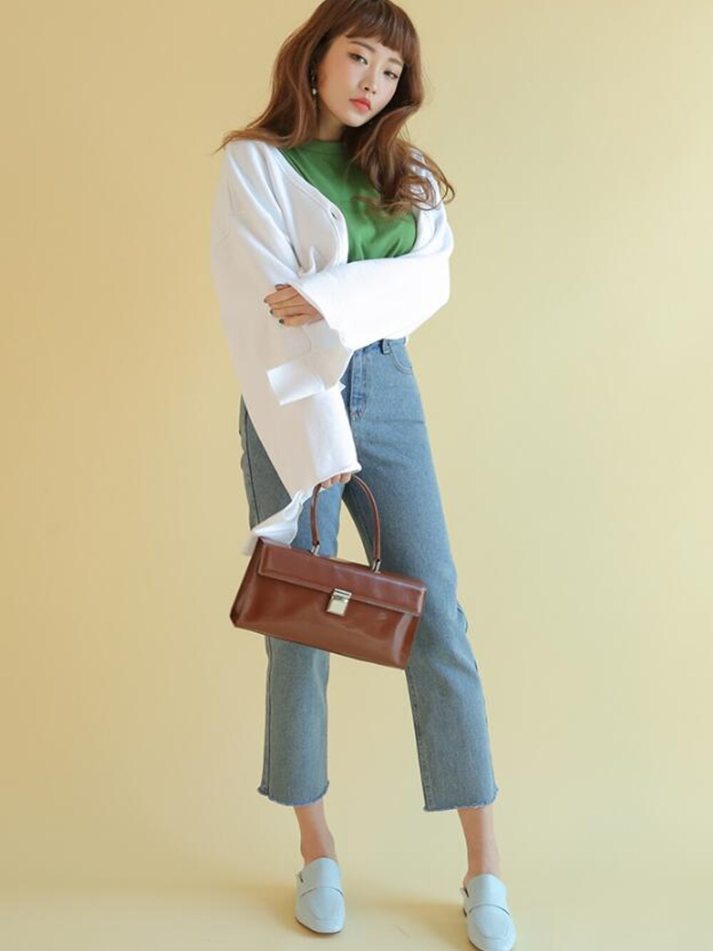 「STYLENANDA、 カーディガン、 春コーデ、 シンプル、 大人カジュアル、 スタイルナンダ」｜「STYLENANDAのルーズドロップショルダーショートカーディガン（カーディガン/ボレロ、ホワイト系）」を使った、STYLENANDAさん（レディース・164cm）の春コーディネートの1枚目の写真