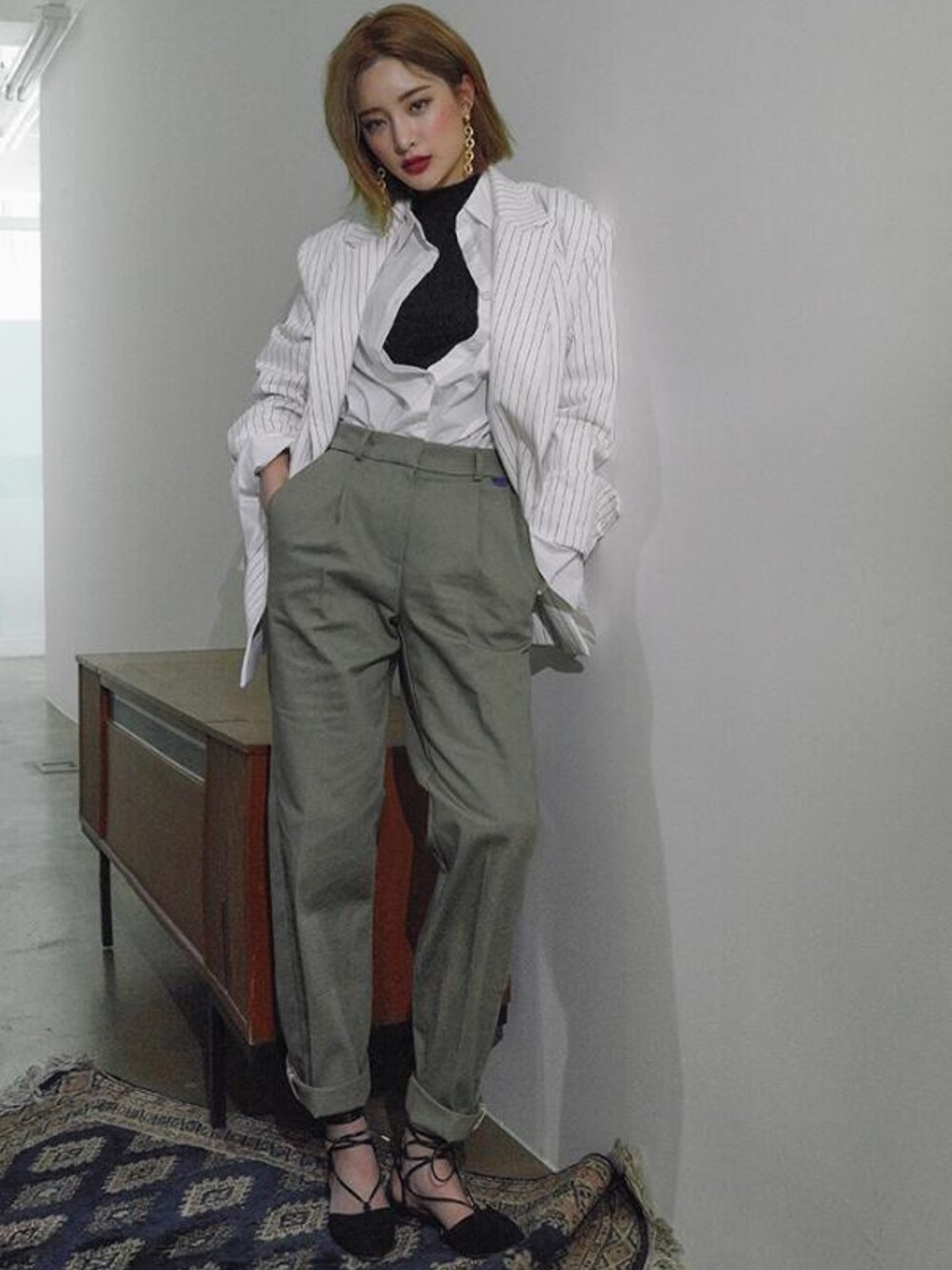「STYLENANDA、 春コーデ、 シンプル、 春、 スタイルナンダ、 おとなカジュアル、 ラクチンコーデ、 オトナ女子」｜「STYLENANDAのハイネックスリムリブノースリーブトップス（その他トップス、ブラック系）」を使った、STYLENANDAさん（レディース・164cm）の春コーディネートの1枚目の写真
