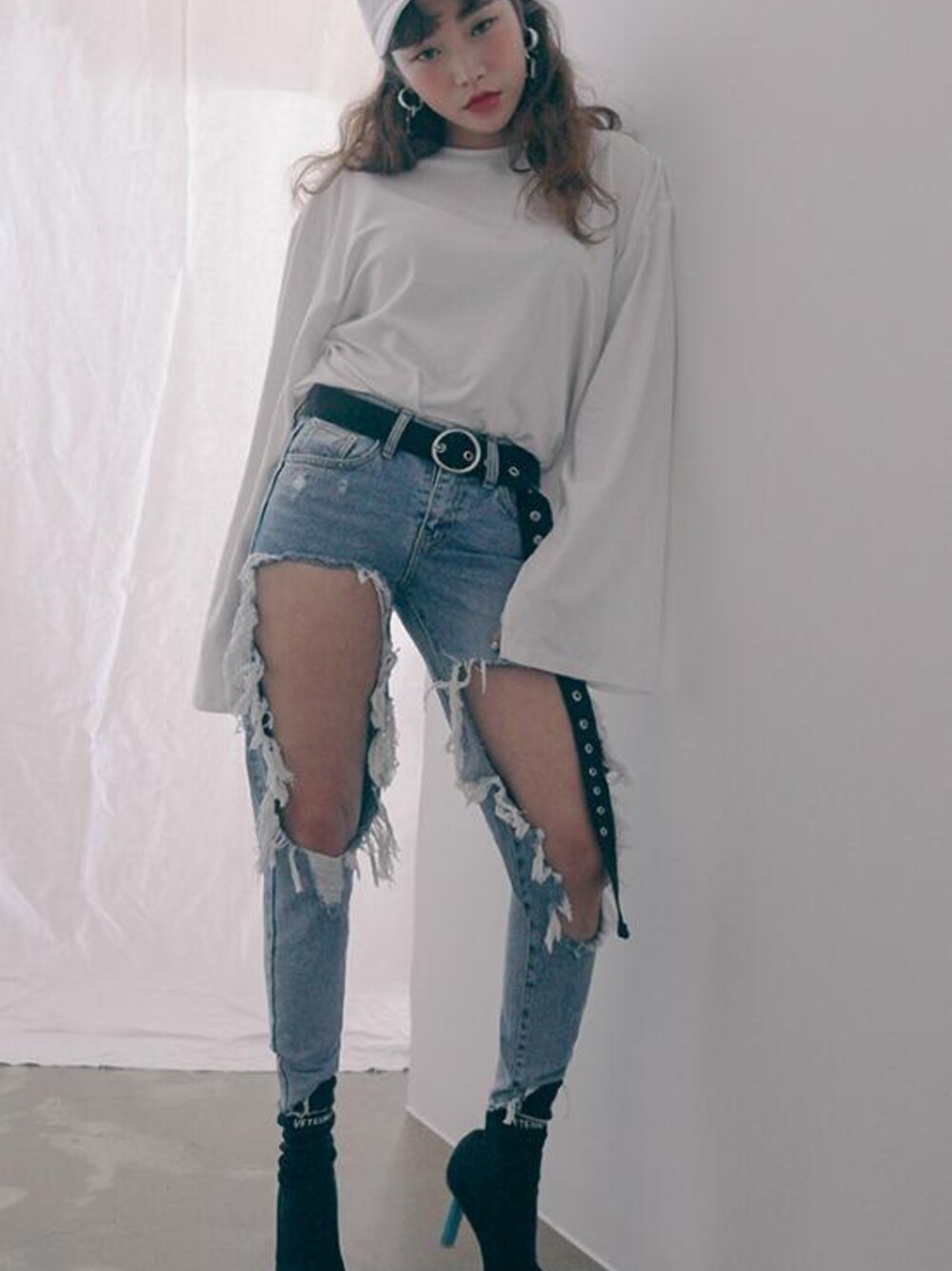 「STYLENANDA、大人カジュアル、 デニムパンツ、 シンプル、 春、オトナカジュアル、スタイルナンダ」｜「STYLENANDAのワイルドビッグカットデニム（デニムパンツ、ブルー系）」を使った、STYLENANDAさん（レディース・164cm）の春コーディネートの1枚目の写真