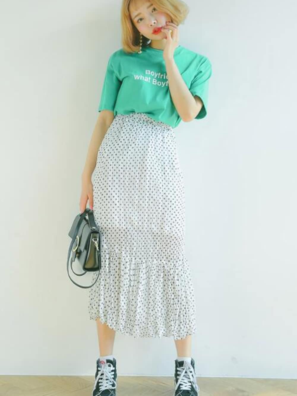 「STYLENANDA、 スカート、 ロングスカート、 シンプルコーデ、 大人カジュアル、 スタイルナンダ、 はるコーデ」｜「STYLENANDAのウエストゴムドットシフォンロングスカート（スカート、ブラック系）」を使った、STYLENANDAさん（レディース・164cm）の春コーディネートの1枚目の写真