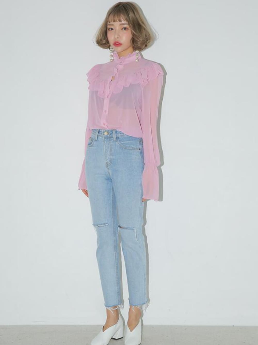 「 ブラウス、STYLENANDA、 デニム、 スタイルナンダ」｜「STYLENANDAのフリルラインシースルーシフォンブラウス（シャツ/ブラウス、ピンク系）」を使った、STYLENANDAさん（レディース・164cm）の春コーディネートの1枚目の写真