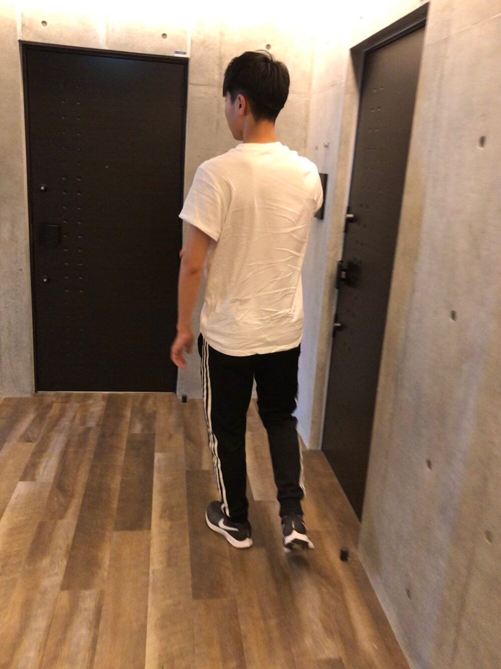 「しわしわなのは許して下さい、休日スタイル、後ろ姿」｜「adidasのアイテム（Tシャツ/カットソー、ホワイト系）」を使った、ぇむさん（メンズ・177cm）の夏コーディネートの1枚目の写真