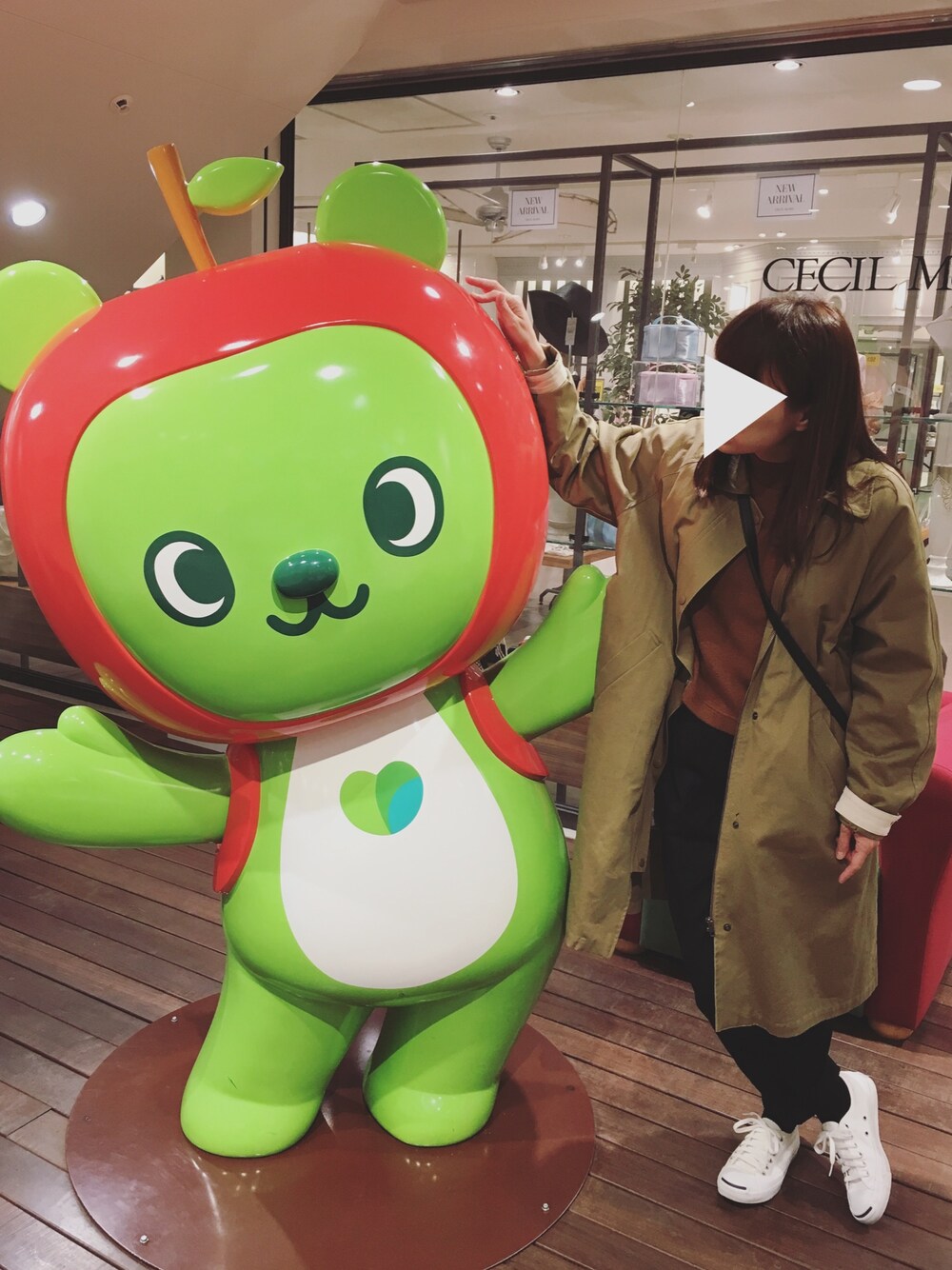 「いつかのコーデ、秋コーデ、パンツスタイル、オトナ女子、スニーカー、シンプル、KBF、見てくれてありがとう。」｜「KBFのアイテム（トレンチコート、ベージュ系）」を使った、ぇむさん（レディース・162cm）の夏コーディネートの1枚目の写真