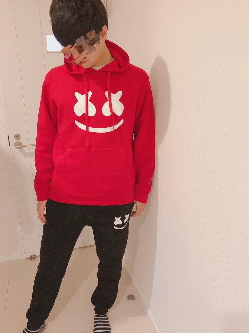 「ぼくちん、おしゃれさんと繋がりたい、パジャマ、ラクチンコーデ、プチプラコーデ、シンプルコーデ、休日スタイル、セットアップ、息子」｜「韓国ファッション #Kのアイテム（パーカー、レッド系）」を使った、ぇむさん（メンズ・176cm）の冬コーディネートの1枚目の写真