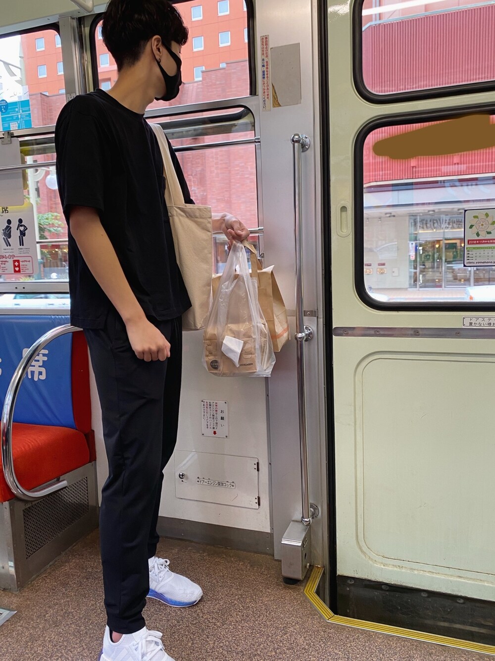 「まっくろ、まっくろくろすけ、パーマ、黒、モノトーン、モノトーンコーデ、モノクロ」｜「UNIQLOのアイテム（その他パンツ、ブラック系）」を使った、ぇむさん（メンズ・176cm）の秋コーディネートの1枚目の写真