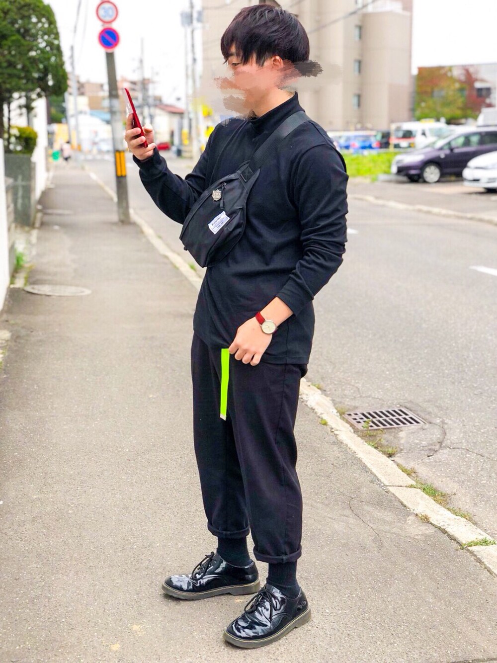 ブラック系のTシャツ/カットソー、ブラック系のスラックス、ブラック系のドレスシューズを着用したメンズの秋コーディネートの1枚目の写真