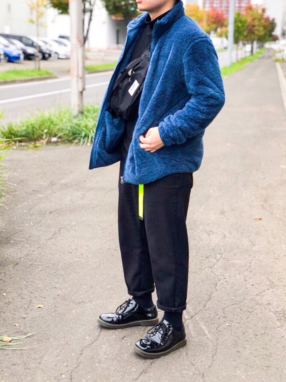 ブルー系のその他アウター、ブラック系のTシャツ/カットソー、ブラック系のスラックスを着用したメンズの秋コーディネートの1枚目の写真