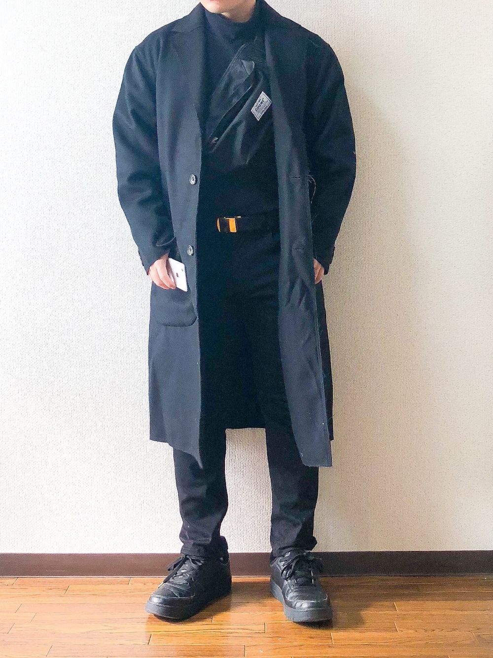 ブラック系のTシャツ/カットソー、ブラック系のチェスターコート、ブラック系のその他パンツを着用したメンズの冬コーディネートの1枚目の写真