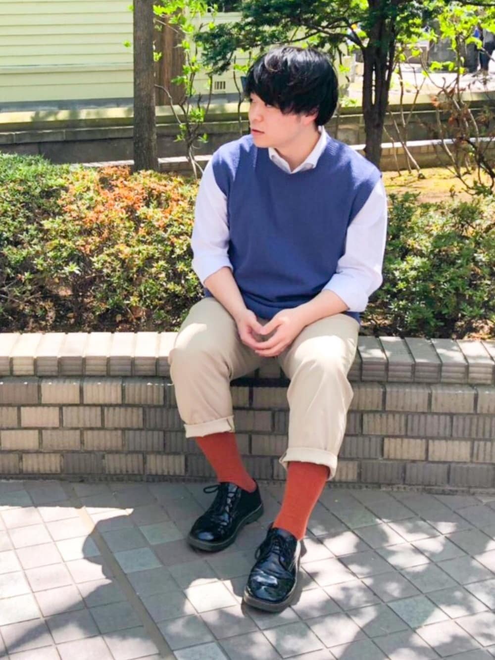 ホワイト系のシャツ/ブラウス、ブルー系のベスト、ベージュ系のパンツを着用したメンズの春コーディネートの1枚目の写真