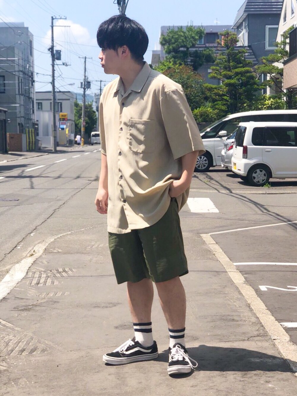 ベージュ系のTシャツ/カットソー、グリーン系のその他パンツ、ブラック系のスニーカーを着用したメンズの夏コーディネートの1枚目の写真