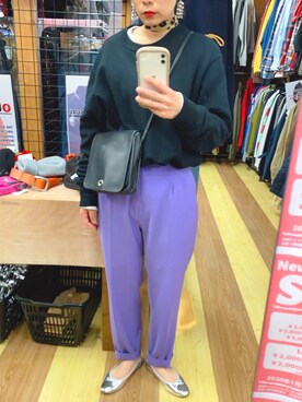 「パープル×黒」｜「アイテム（スウェット）」を使った、HARUKA.さん（レディース・156cm）の冬コーディネート