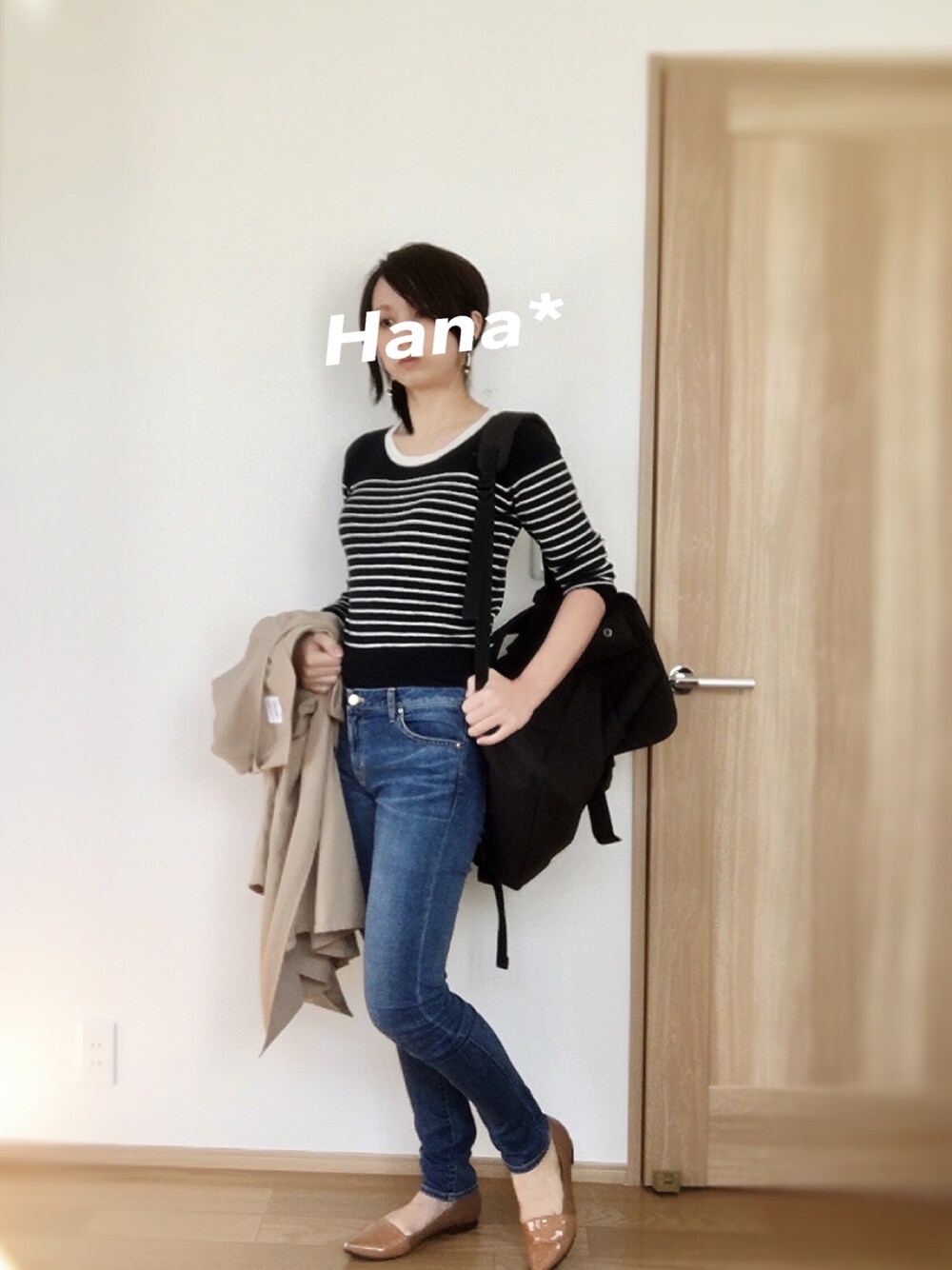 ブルー系のニット/セーター、ブラック系のバックパック/リュック、ブルー系のデニムパンツを着用したレディースの冬コーディネートの1枚目の写真