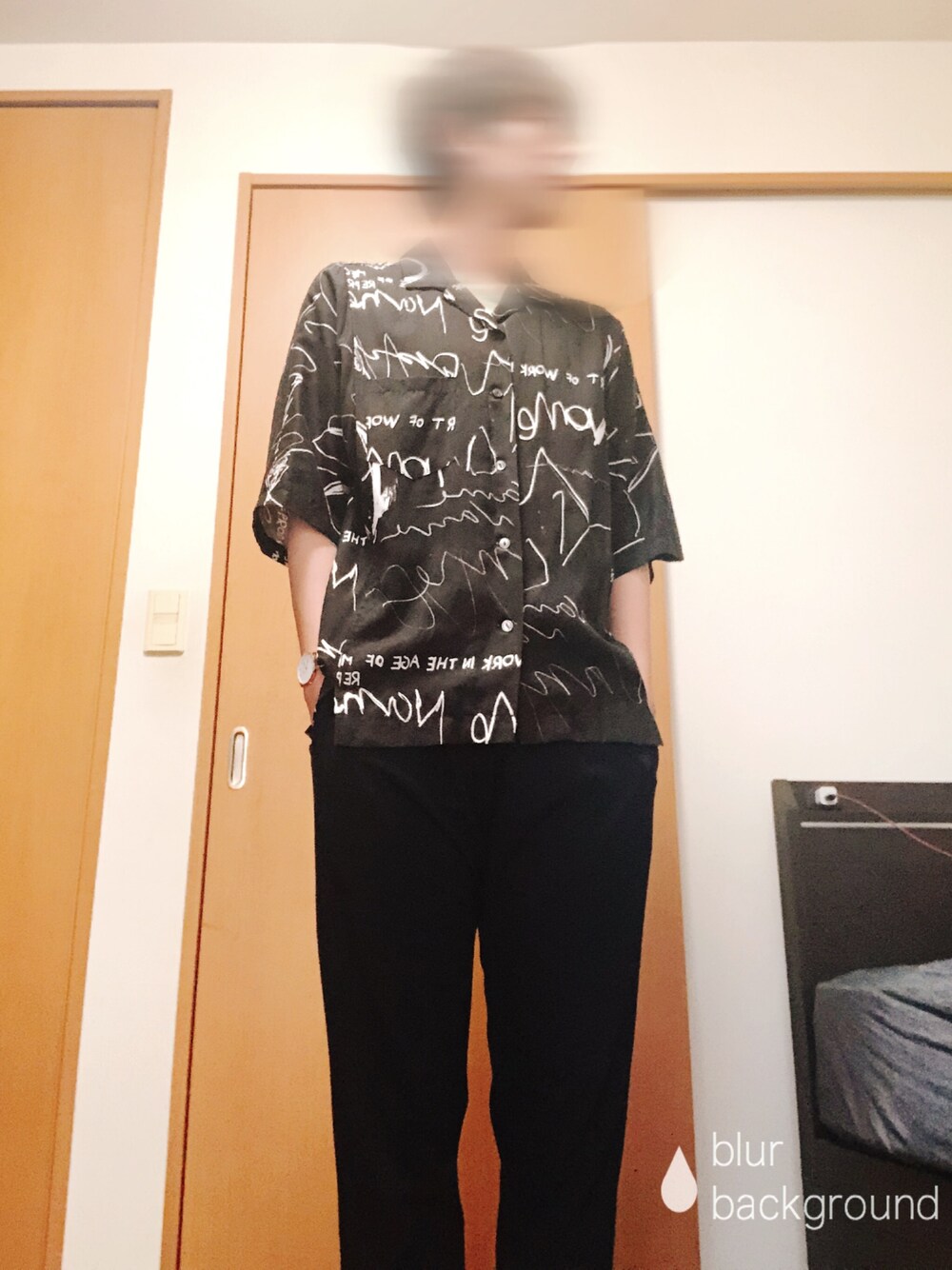 ブラック系のシャツ/ブラウス、ブルー系のその他パンツを着用したメンズの春コーディネートの1枚目の写真