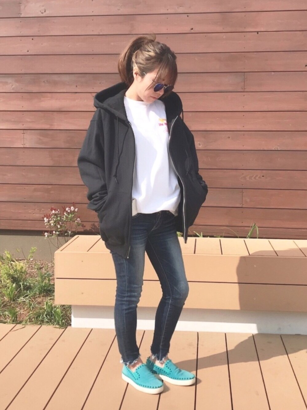 「パーカー、オーバーサイズ、彼服、プリントT、低身長、ラクチンコーデ、アメリカンスタイル、オトナカジュアル、おうちファッション、キックスケート」｜「green summitの【FRUIT OF THE LOOM / フルーツオブザルーム】メンズ Super Cotton Zip Parka スーパーコットンジップパーカー（パーカー、ブラック系）」を使った、mauuuuoさん（レディース・150cm）の春コーディネートの1枚目の写真