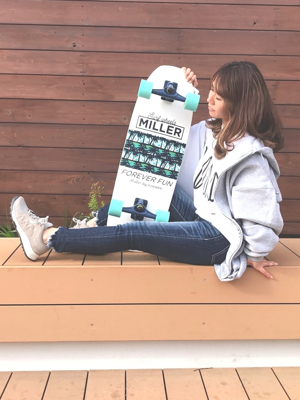 「オーバーサイズ、休日スタイル、彼服、おうちスタイル、サーフスタイル、低身長、スケータースタイル、カジュアルコーデ、オトナカジュアル」｜「green summitの【ORANGE & PARK / オレンジアンドパーク】別注アーティスト書下ろし 4SURFBOARDS Tシャツ（Tシャツ/カットソー、ホワイト系）」を使った、mauuuuoさん（レディース・150cm）の春コーディネートの1枚目の写真