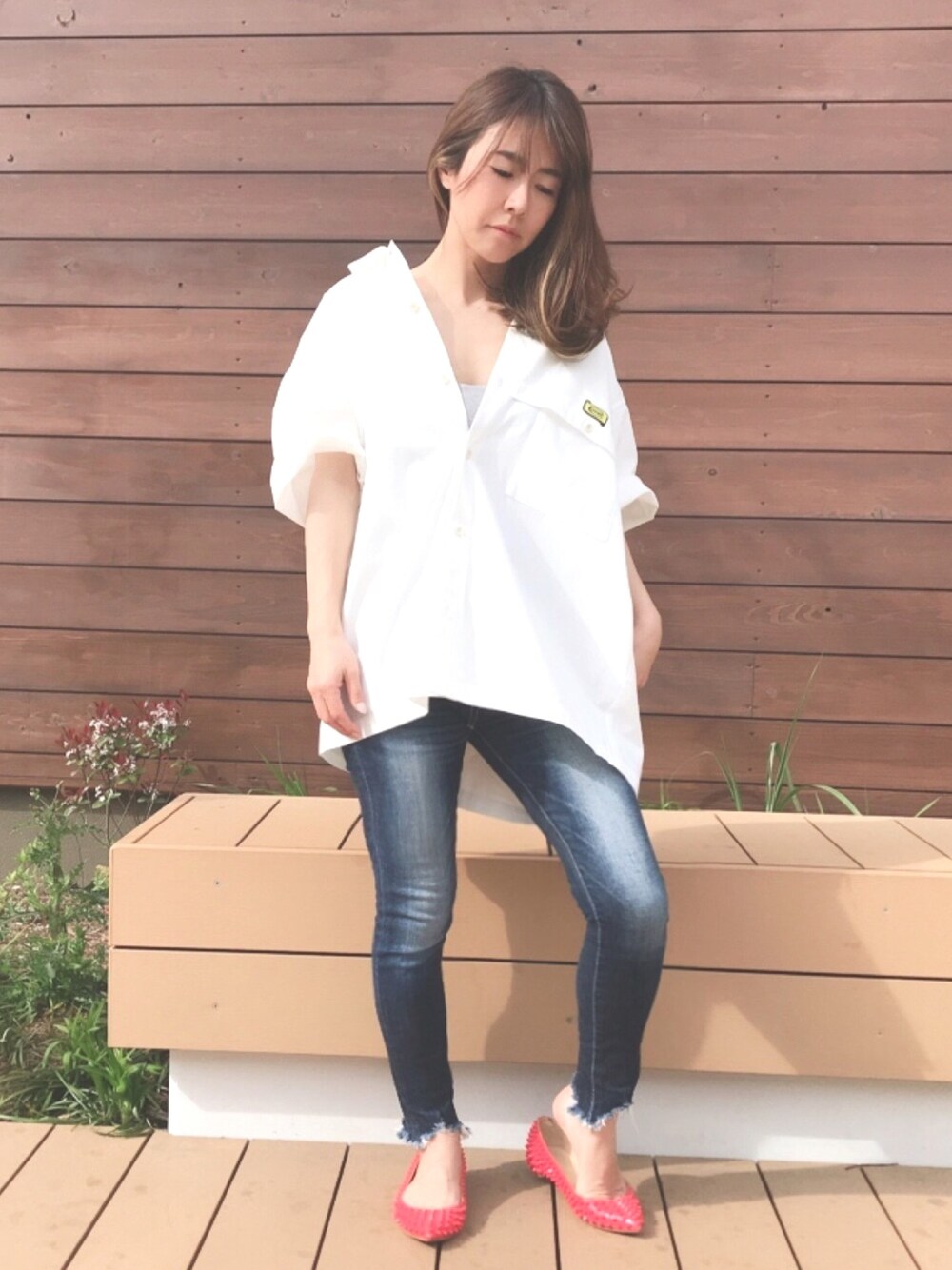 「白シャツ、オーバーサイズ、大人カジュアル、ワークシャツ、彼服、低身長、ゆるコーデ、着回しコーデ」｜「COWDENの【COWDEN / カウデン】Fishing SS Shirts  フィッシンングショートスリーブシャツ（シャツ/ブラウス、ホワイト系）」を使った、mauuuuoさん（レディース・150cm）の春コーディネートの1枚目の写真