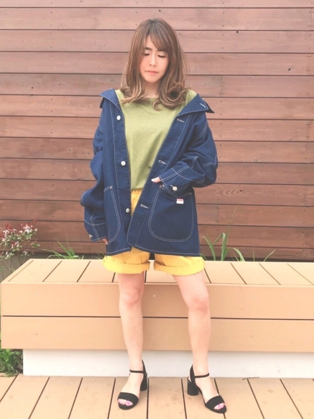 「デニムジャケット、ショートパンツ、オーバーサイズ、大人カジュアル、休日コーデ、彼服、ラフスタイル、春コーデ、低身長」｜「green summitの【GOHEMP / ゴーヘンプ】レディース Honey Tee ハニーTシャツ（Tシャツ/カットソー、グリーン系）」を使った、mauuuuoさん（レディース・150cm）の春コーディネートの1枚目の写真