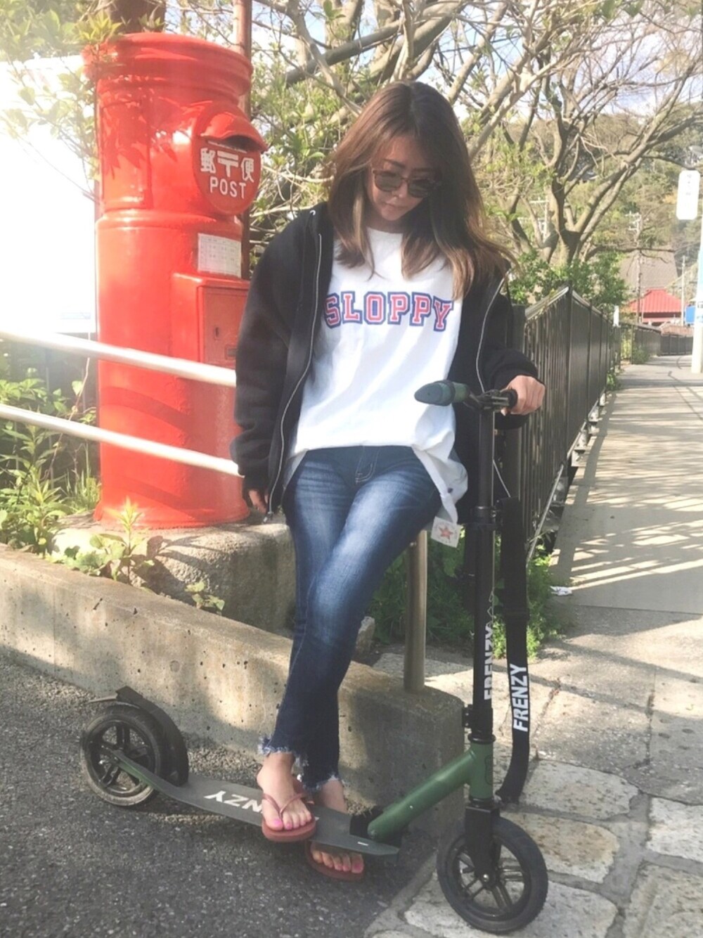 「ロゴT、大人カジュアル、休日スタイル、リラックススタイル、ビーサン、Tシャツ×デニム、おうちファッション、キックスケート、frenzy」｜「green summitの【Sloppy / スロッピー】Block Font T-shirts  ブロックフォントTシャツ（Tシャツ/カットソー、ホワイト系）」を使った、mauuuuoさん（レディース・150cm）の春コーディネートの1枚目の写真
