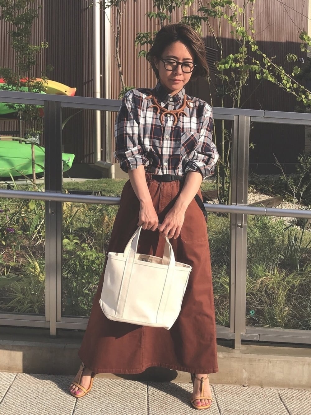 「チェックシャツ、トートバック、大人カジュアル、ロングスカート、休日スタイル、ユニセックス、シャツコーデ、低身長、メガネ女子、ブラウン色に染まれ」｜「LLBean SIGNATUREのアイテム（トートバッグ、ベージュ系）」を使った、mauuuuoさん（レディース・150cm）の春コーディネートの1枚目の写真