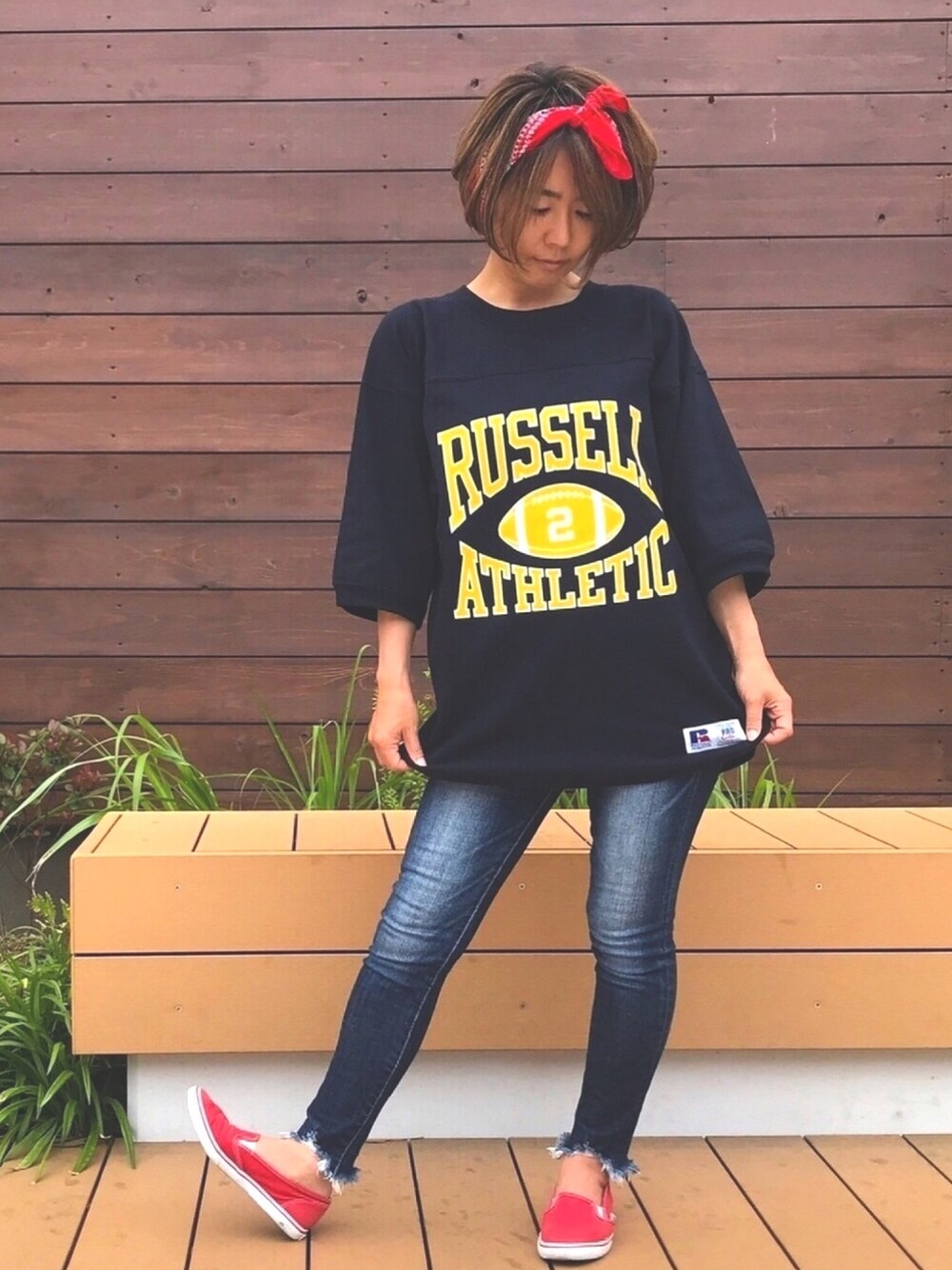 「VANS、カジュアル、バンダナ、プリントT、低身長、ゆるコーデ、チアガール、カレッジ風」｜「green summitの【RUSSELL ATHLETIC / ラッセルアスレティック】PRO COTTON フットボールTシャツ（Tシャツ/カットソー、ブルー系）」を使った、mauuuuoさん（レディース・150cm）の夏コーディネートの1枚目の写真