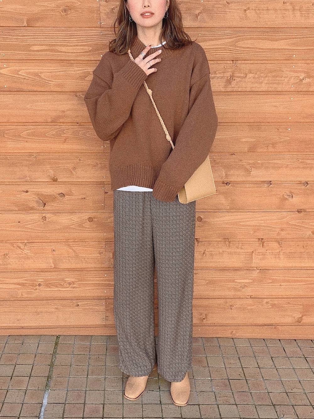 「TODAYFUL、茶色、ニット、ブラウンコーデ、ブラウン、ワイドパンツ、ベージュ、ベージュコーデ」｜「TODAYFULのアイテム（パンツ、ブラウン系）」を使った、モモコさん（レディース・166cm）の冬コーディネートの1枚目の写真