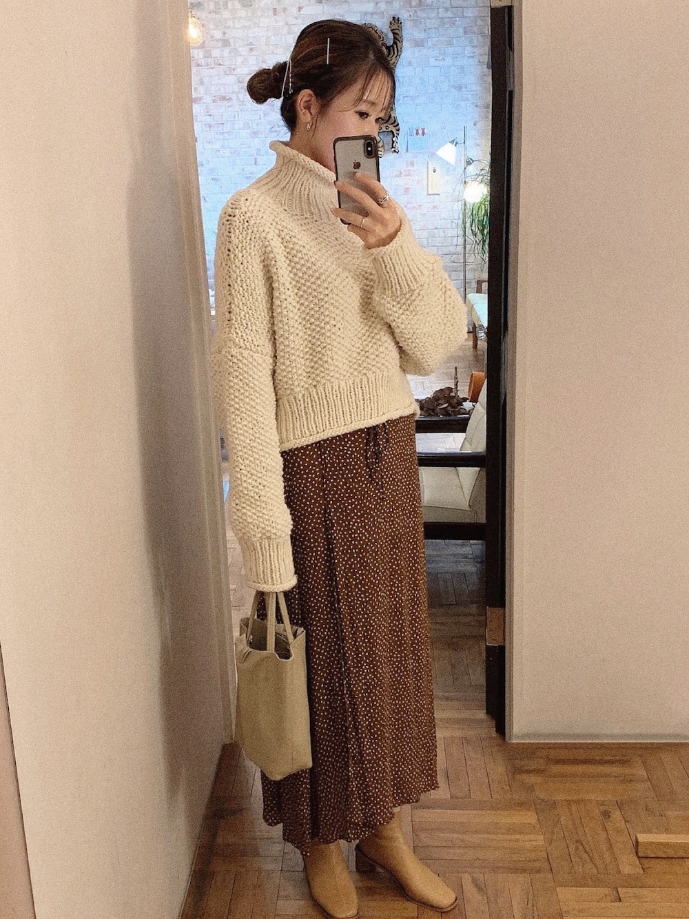 「ドット、ドットスカート、茶色、ブラウン、ブラウンコーデ、TODAYFUL、ニット、タートルネック、ホワイトコーデ」｜「TODAYFULのアイテム（ニット/セーター、ホワイト系）」を使った、モモコさん（レディース・166cm）の冬コーディネートの1枚目の写真