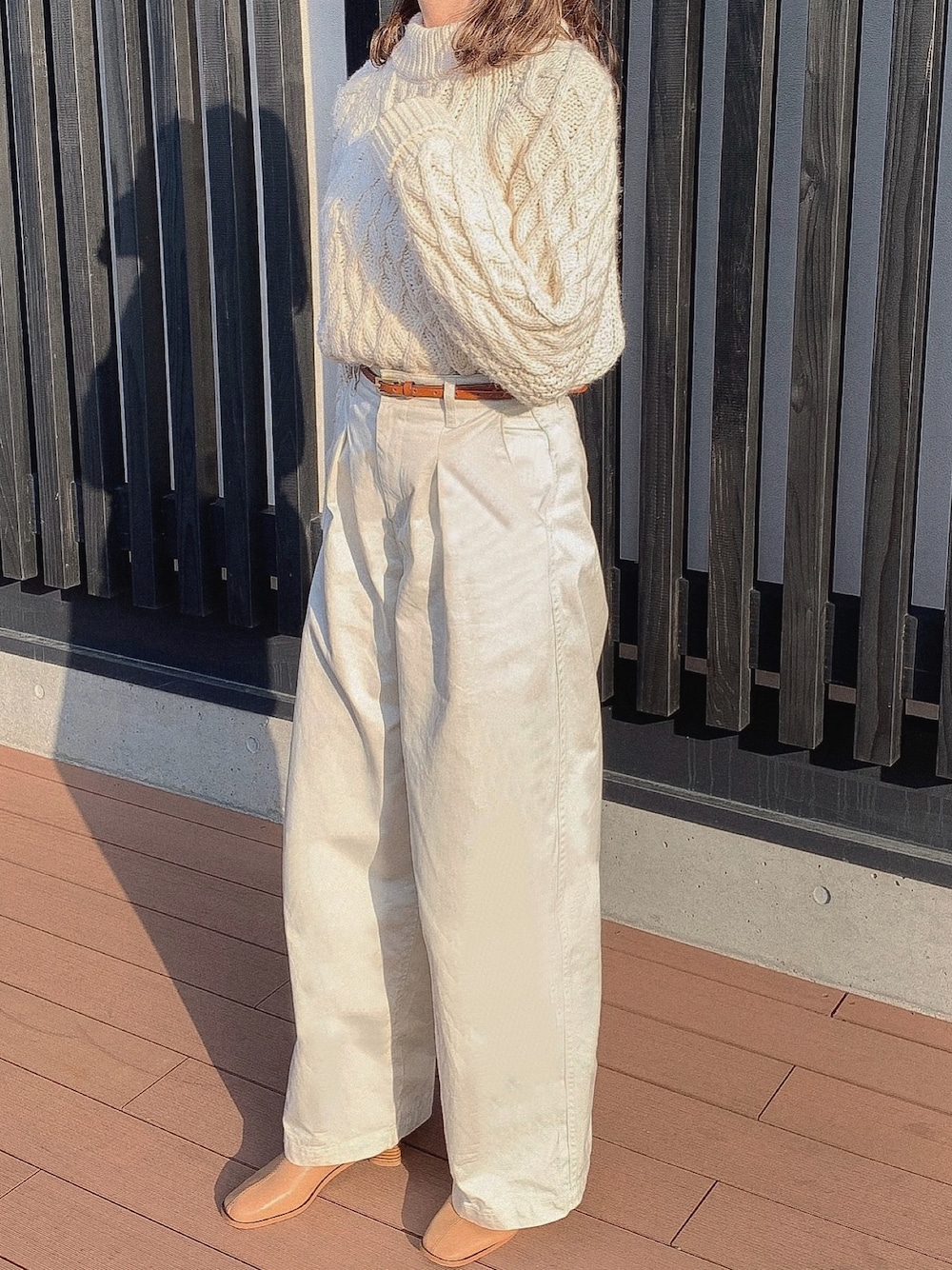 「H&M、プチプラ、プチプラコーデ、TODAYFUL、プチプラミックス、ホワイトコーデ、ワントーンコーデ、ホワイトパンツ、ニット、GU」｜「H&Mのアイテム（ニット/セーター、ホワイト系）」を使った、モモコさん（レディース・166cm）の冬コーディネートの1枚目の写真