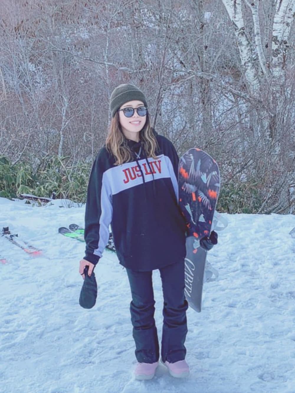 ブラック系のパーカー、ブラック系のスポーツグッズ、ピンク系のスポーツグッズを着用したレディースの冬コーディネートの1枚目の写真