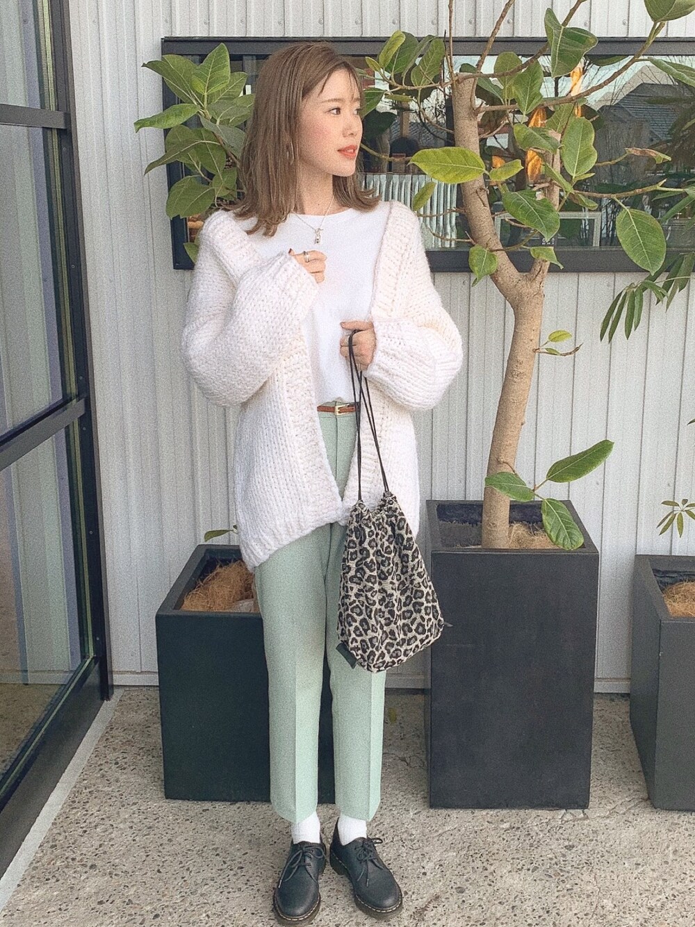 「カラーパンツ、スラックス、スラックスパンツ、グリーンコーデ、グリーン、ホワイトコーデ、UNIQLO、ユニクロ、ユニクロコーデ、プチプラ」｜「RIM.ARKのﾆｯﾄﾎﾞﾘｭｰﾑｶｰﾃﾞ（カーディガン/ボレロ、ホワイト系）」を使った、モモコさん（レディース・166cm）の冬コーディネートの1枚目の写真