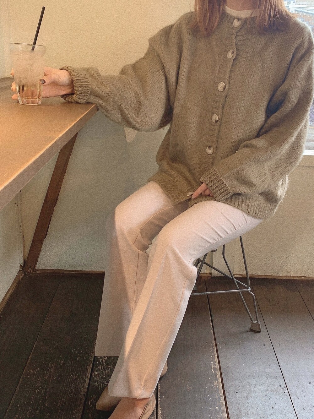 「Secretlabel、ベージュコーデ、ブラウンコーデ、茶色コーデ、スラックス、スラックスパンツ、ニットカーディガン、カーディガン、韓国ファッション、プチプラ」｜「SECRETLABELのアイテム（スラックス、ベージュ系）」を使った、モモコさん（レディース・166cm）の冬コーディネートの1枚目の写真