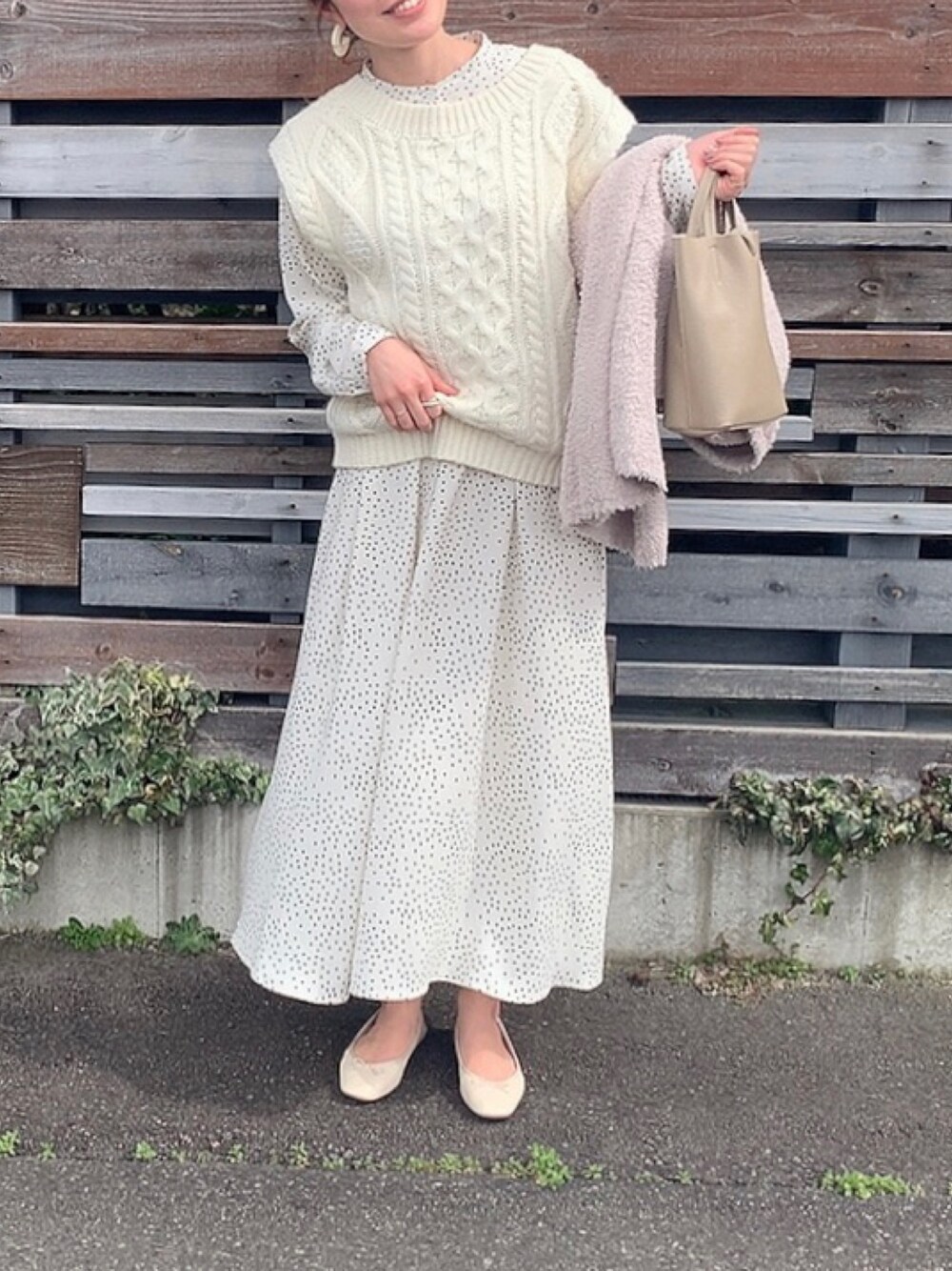 ホワイト系のワンピース、ホワイト系のベスト、ホワイト系のバレエシューズを着用したレディースの春コーディネートの1枚目の写真